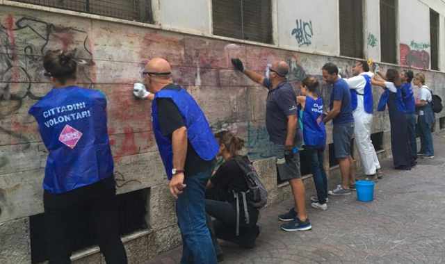 I volontari di "Retake": Continuiamo a ripulire Bari, tra incivilt e diffidenza